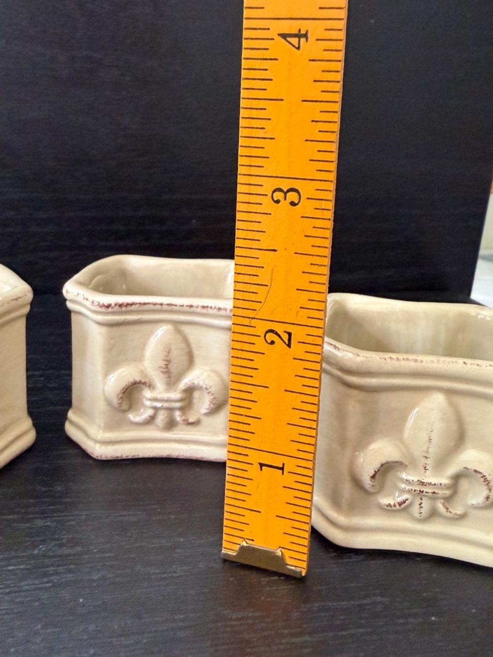 Artimino Beige Fleur-de-Lis Ceramic set of 4 napkin rings - Picture 12 of 12